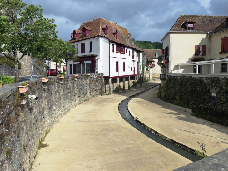 Le Saleys vu du Pont Loumé : maisons sur pilotis - Salies-de-Béarn