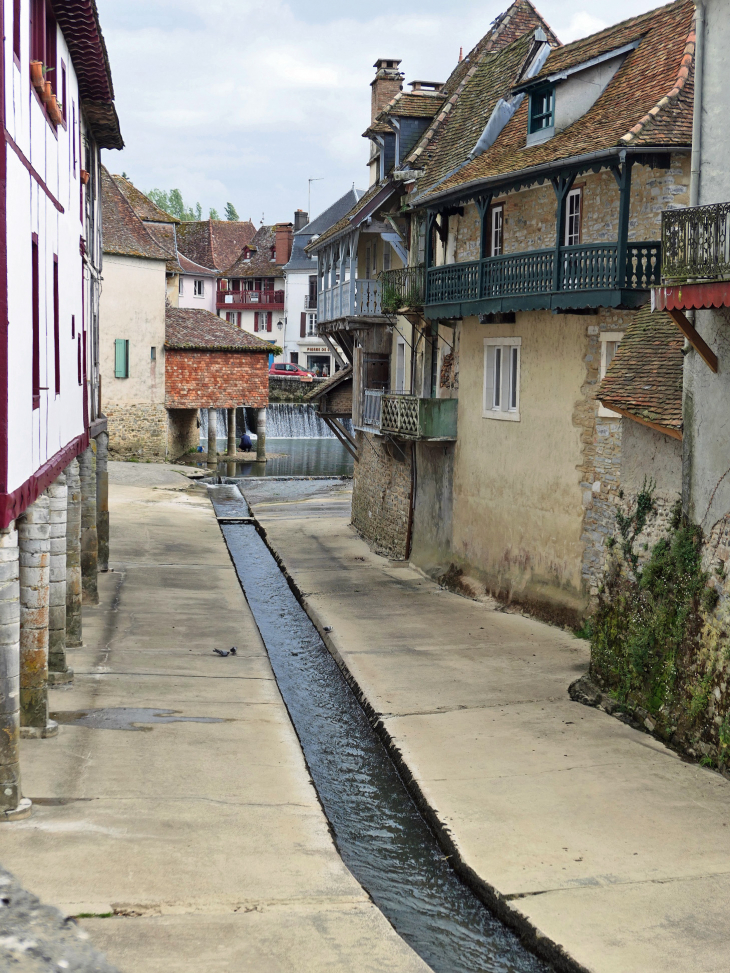 Le Saleys vu du Pont Loumé : maisons sur pilotis - Salies-de-Béarn