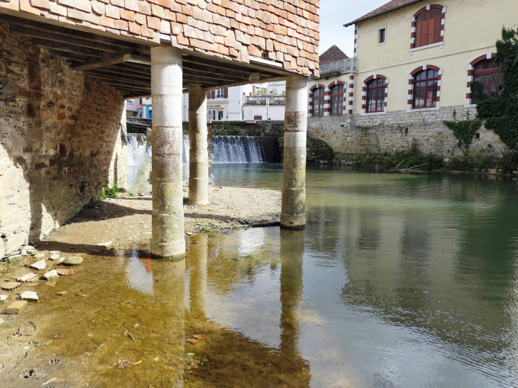 Le Saleys : sous les pilotis - Salies-de-Béarn