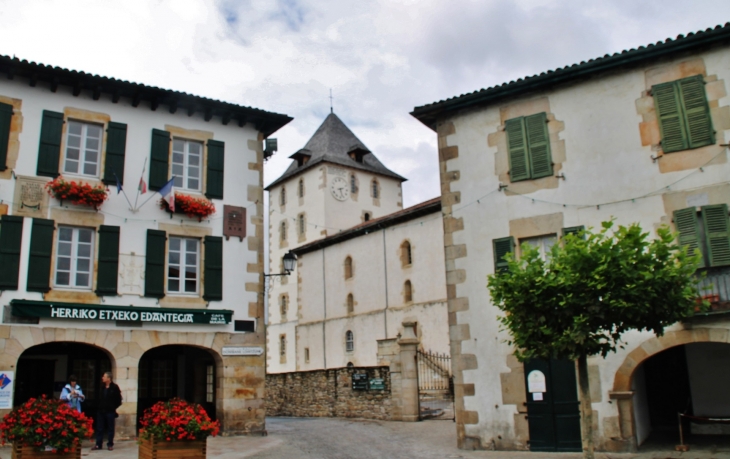 La Mairie et L'église St Martin - Sare