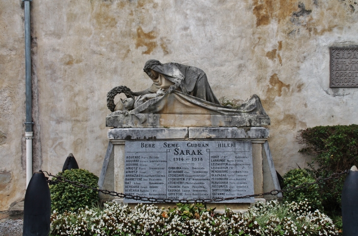 Monument aux Morts adossé a l'église St Martin - Sare