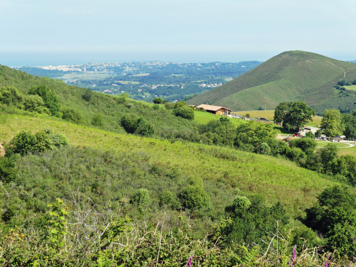 La Rhune : vue sur les hameaux et la côte basque - Sare