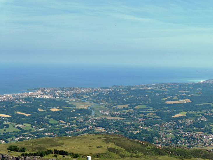 Au sommet de la Rhune : vue sur le côte basque - Sare