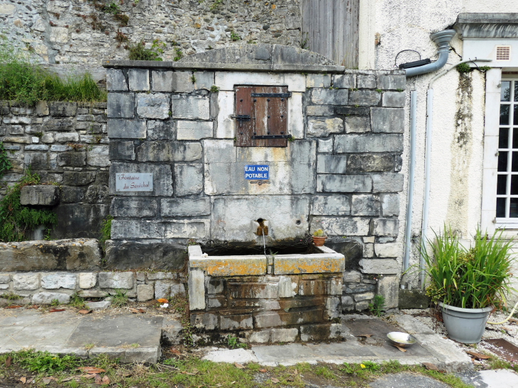 La fontaine du Sénéchal - Sauveterre-de-Béarn