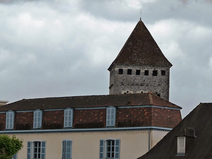 Vue sur le clocher de l'église Saint André - Sauveterre-de-Béarn