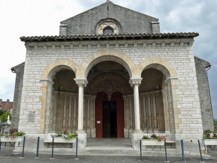 L'entrée de l'église Saint André - Sauveterre-de-Béarn