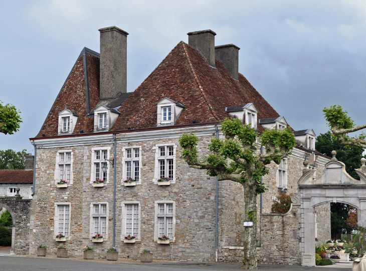 La mairie  côté place - Sauveterre-de-Béarn