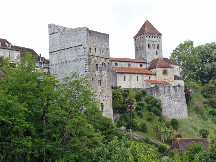 Sue sur l'église et la tour Monréal - Sauveterre-de-Béarn