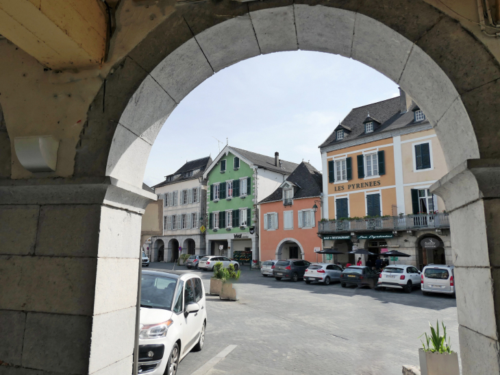 Arrivée sur la place centrale - Tardets-Sorholus