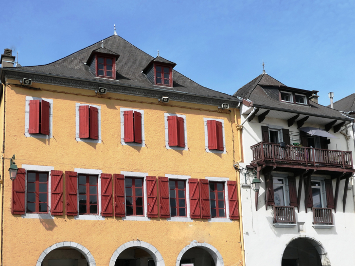 Maisons sur la place centrale - Tardets-Sorholus