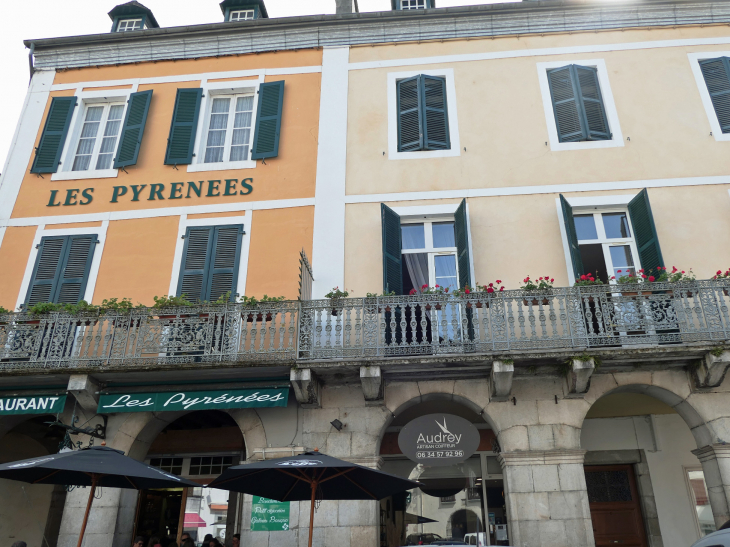 Maisons sur la place centrale - Tardets-Sorholus