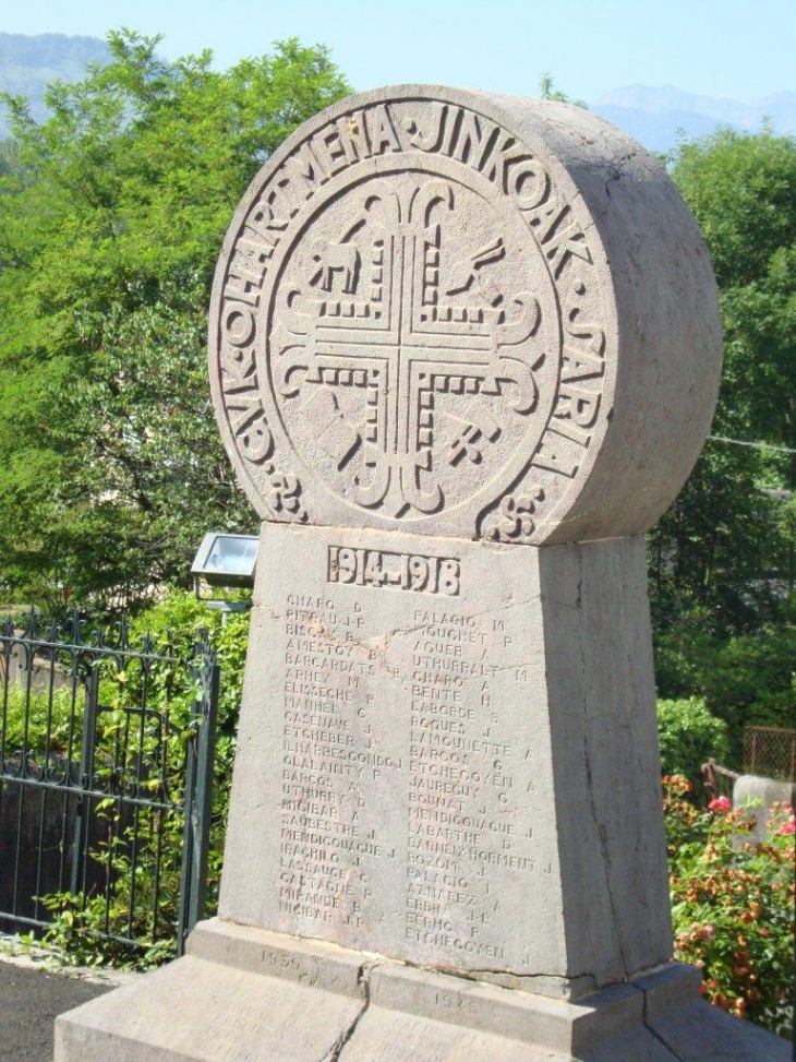 Tardets-Sorholus (64470) monument aux morts en forme de stèle basque