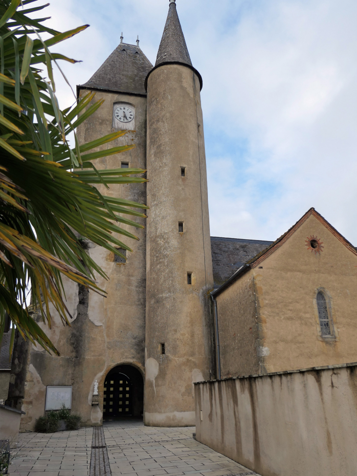 L'entrée de l'église - Thèze