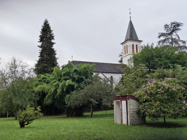 Derrière l'église - Uhart-Mixe