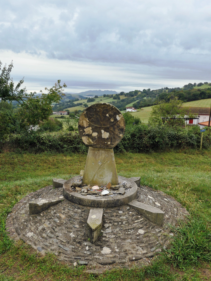 Hiriburia : stèle de Gibraltar jonction de trois chemins de Saint Jacques(Le Puy Vezelay Tours) - Uhart-Mixe