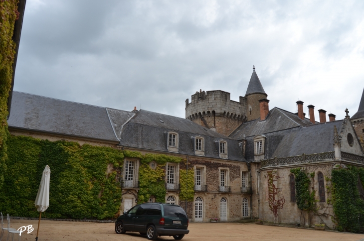 -Château Médiéval du 13 Em Siècle  - Busset