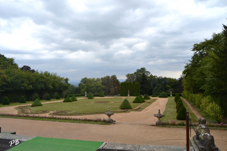 Chateau-medieval-du-13-em-siecle ( le parc ) - Busset