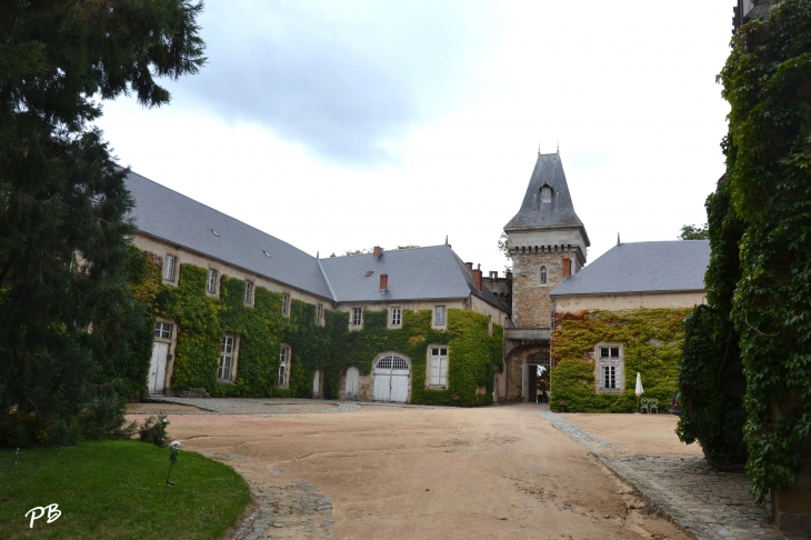 -Château Médiéval du 13 Em Siècle  - Busset