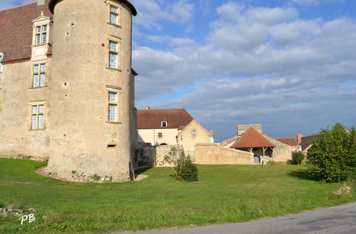 Château-de-chareil-cintrat ( 16 Em Siècle )