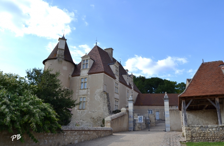 Château-de-chareil-cintrat ( 16 Em Siècle )