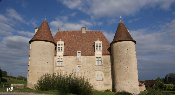 Château-de-chareil-cintrat ( 16 Em Siècle