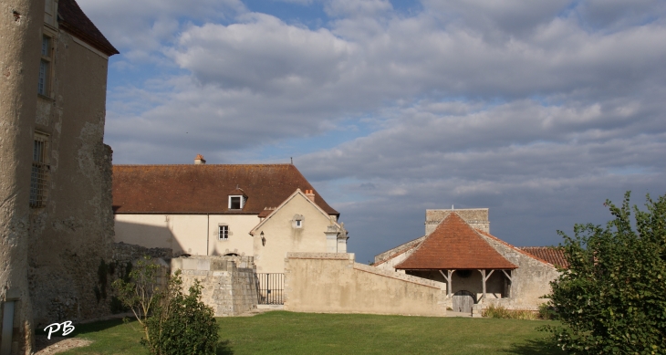 Château-de-chareil-cintrat (16 Em Siècle )