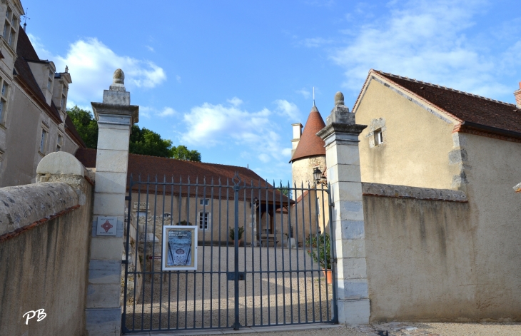 &Château de Chareil-Cintrat ( 16 Em Siècle )