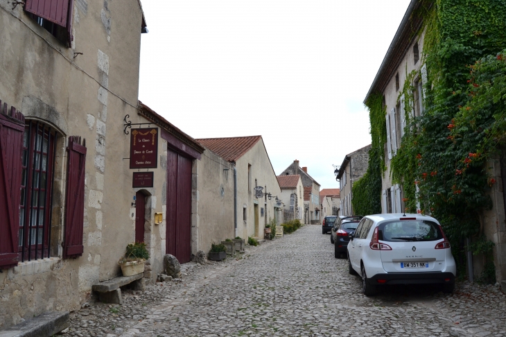  - Charroux