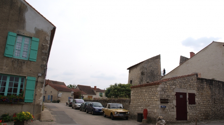  - Charroux