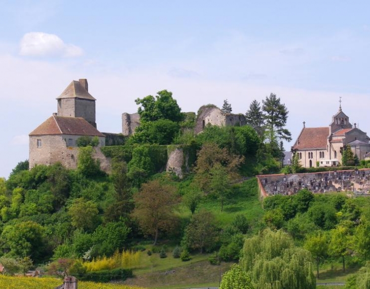 Son château, son église, sa verdure... - Chavroches