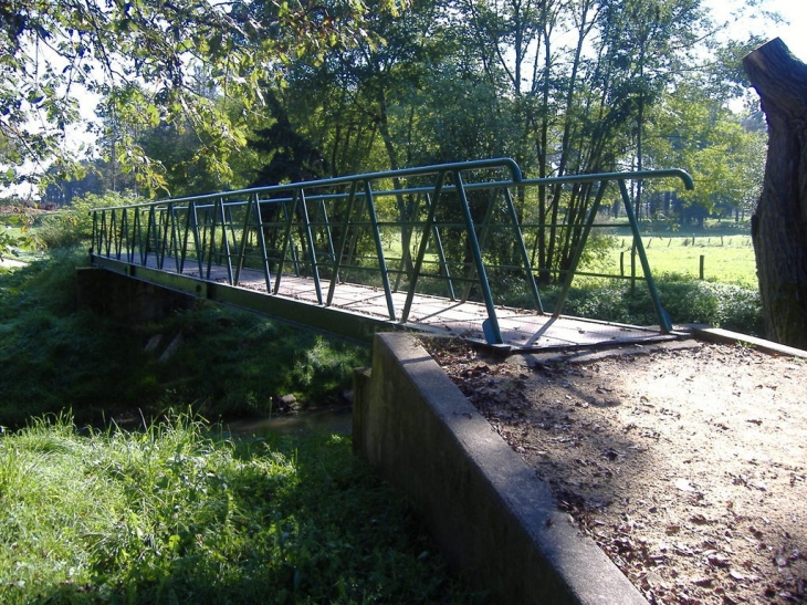 Pont au-dessus de la rivière de l'acolin - Chevagnes