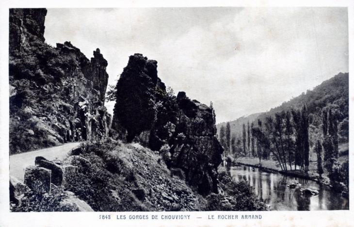 Les Gorges de Chouvigny - La Rocher Armand, vers 1920 (carte postale ancienne).