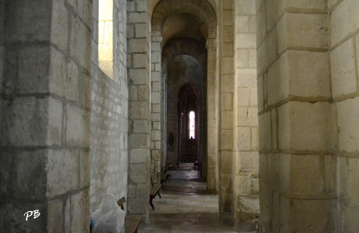 Abbatiale Saint-Léger ( X Em/ XV Em Siècle ) - Ébreuil