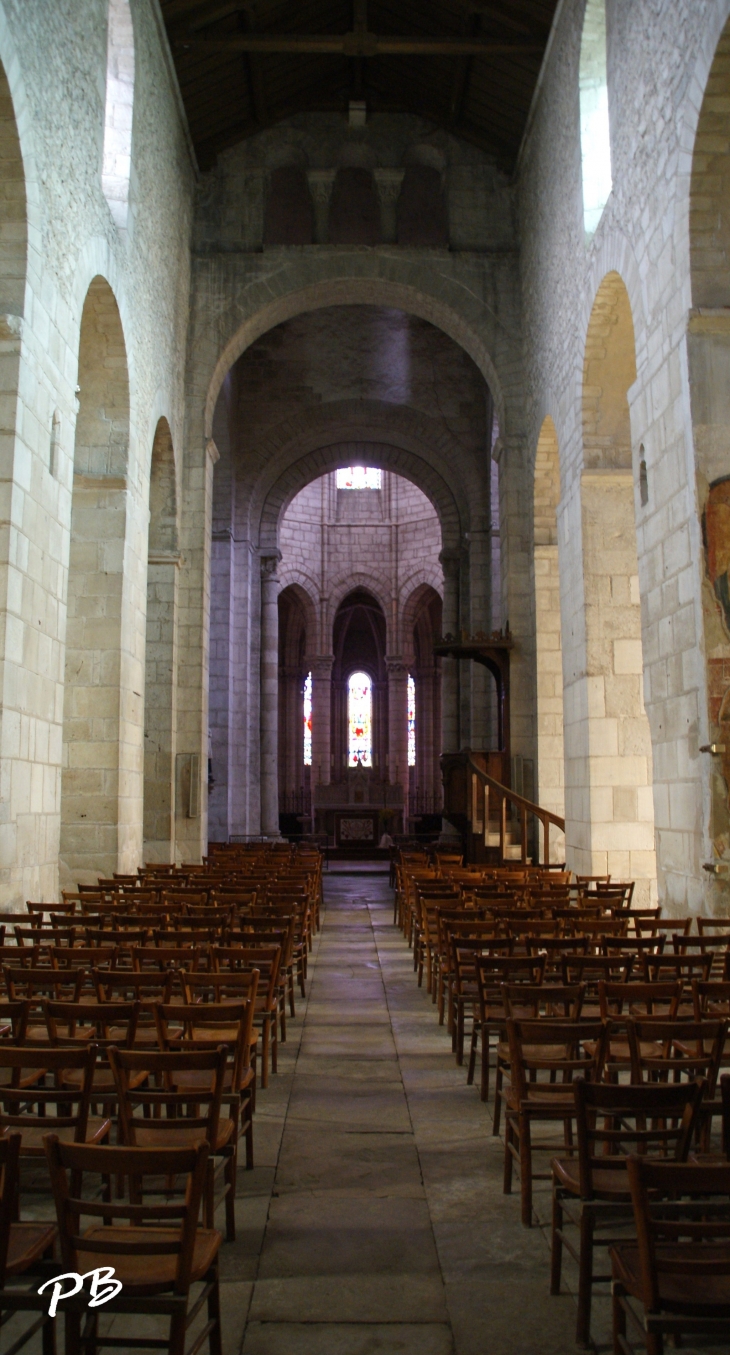 Abbatiale Saint-Léger ( X Em/ XV Em Siècle ) - Ébreuil