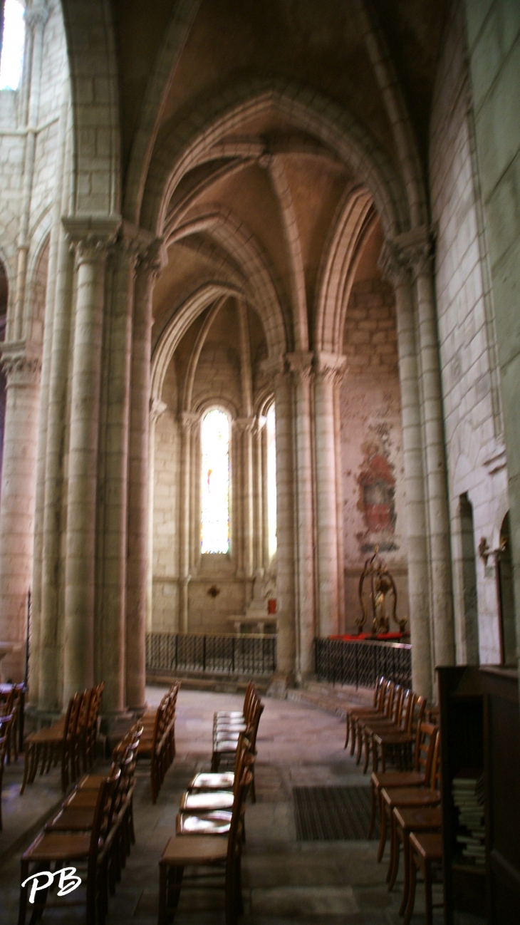 Abbatiale Saint-Léger ( X Em/ XV Em Siècle ) - Ébreuil