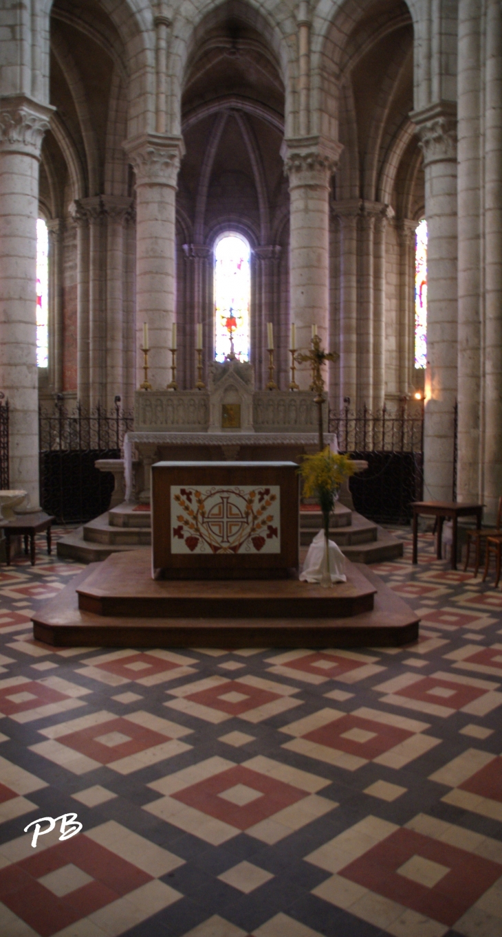 Abbatiale Saint-Léger ( X Em/ XV Em Siècle ) - Ébreuil