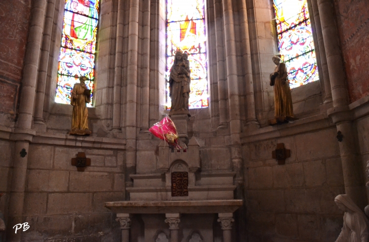 Abbatiale Saint-Léger ( X Em/ XV Em Siècle ) - Ébreuil