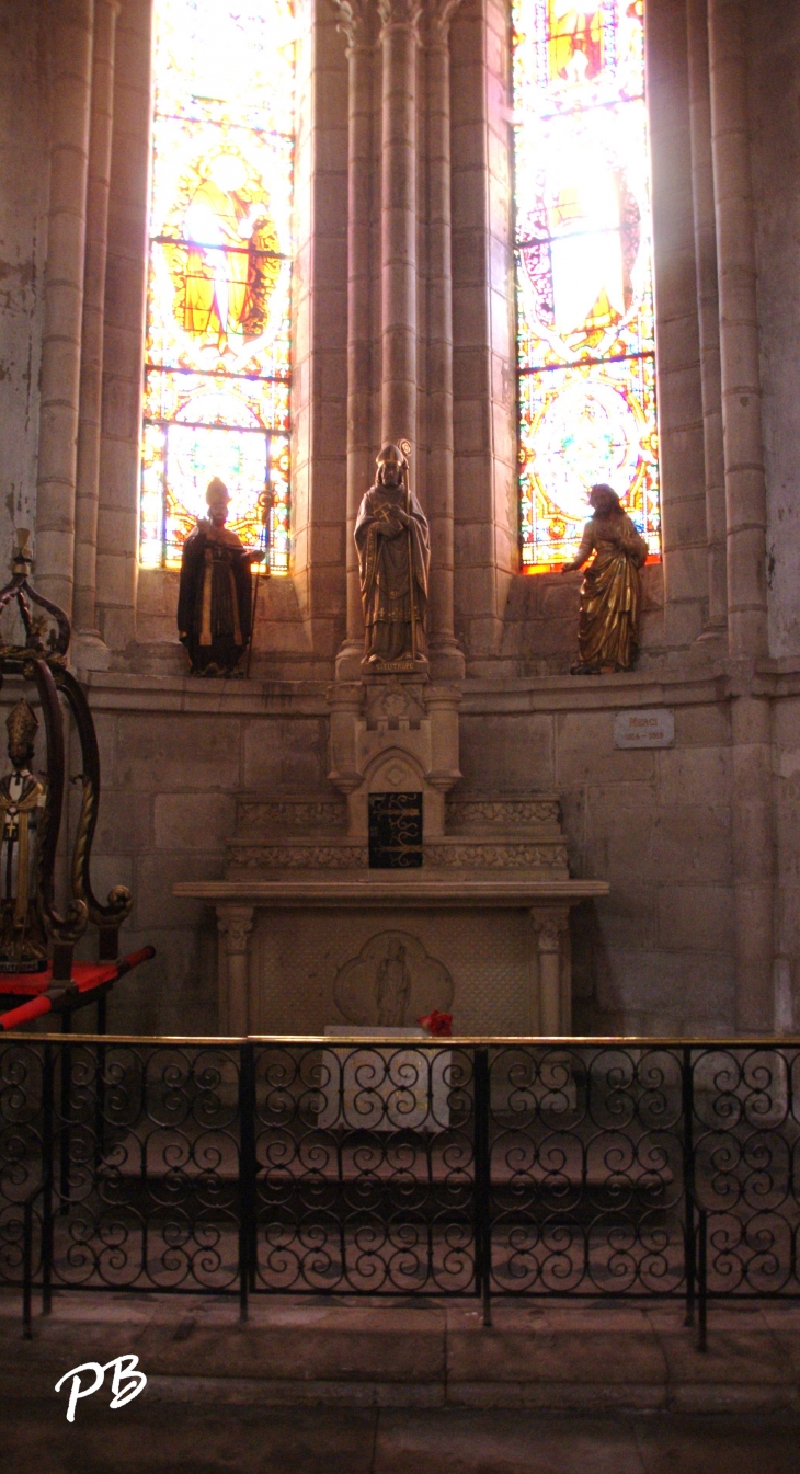 Abbatiale Saint-Léger ( X Em/ XV Em Siècle ) - Ébreuil