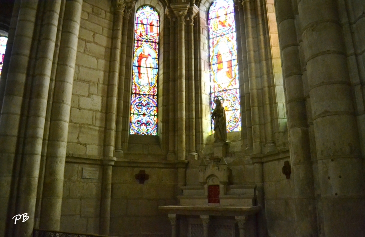 Abbatiale Saint-Léger ( X Em/ XV Em Siècle ) - Ébreuil