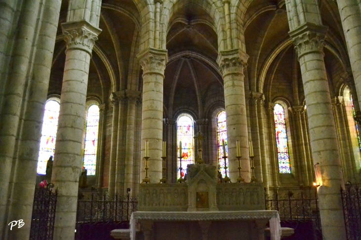 Abbatiale Saint-Léger ( X Em/ XV Em Siècle ) - Ébreuil