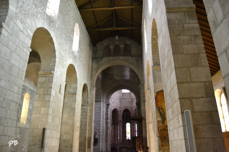 Abbatiale Saint-Léger ( X Em/ XV Em Siècle ) - Ébreuil