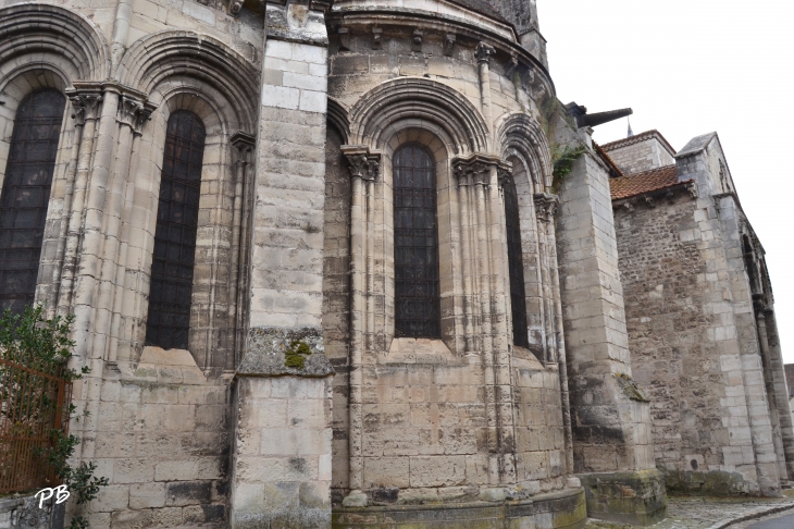 Abbatiale Saint-Léger ( X Em/ XV Em Siècle ) - Ébreuil