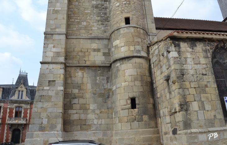 +Eglise Sainte-Croix de Gannat ( 12 Em Siècle )