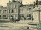 Photo suivante de Gannat Ecole des Garçons et Statue Hennequin (carte postale de 1907)