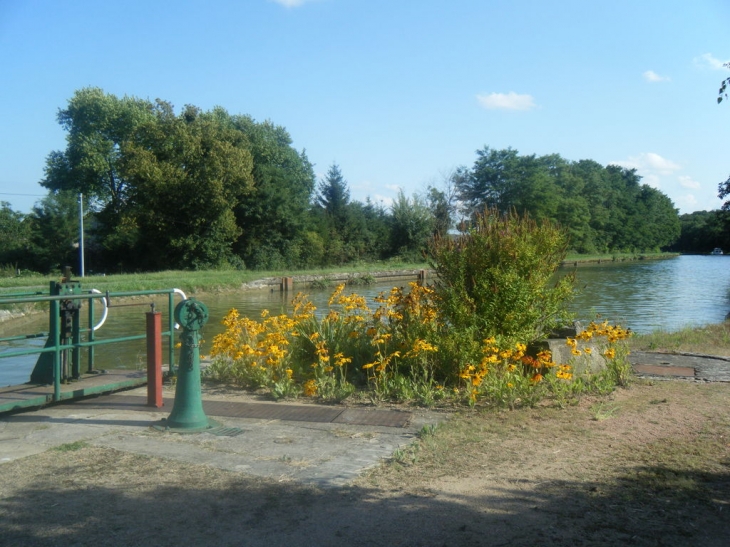 ECLUSE CANAL LATERAL - Garnat-sur-Engièvre