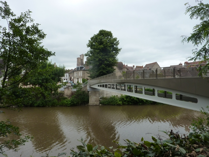 La passerelle ..accés au camping municipal. - Hérisson