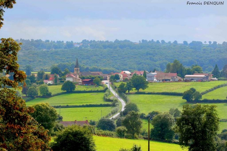 Vue du village prise au chateau de la garde - La Celle