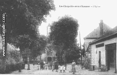 La rue principale et l'église en 1900 - La Chapelle-aux-Chasses