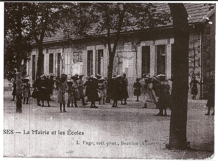 La mairie et les écoles - La Chapelle-aux-Chasses