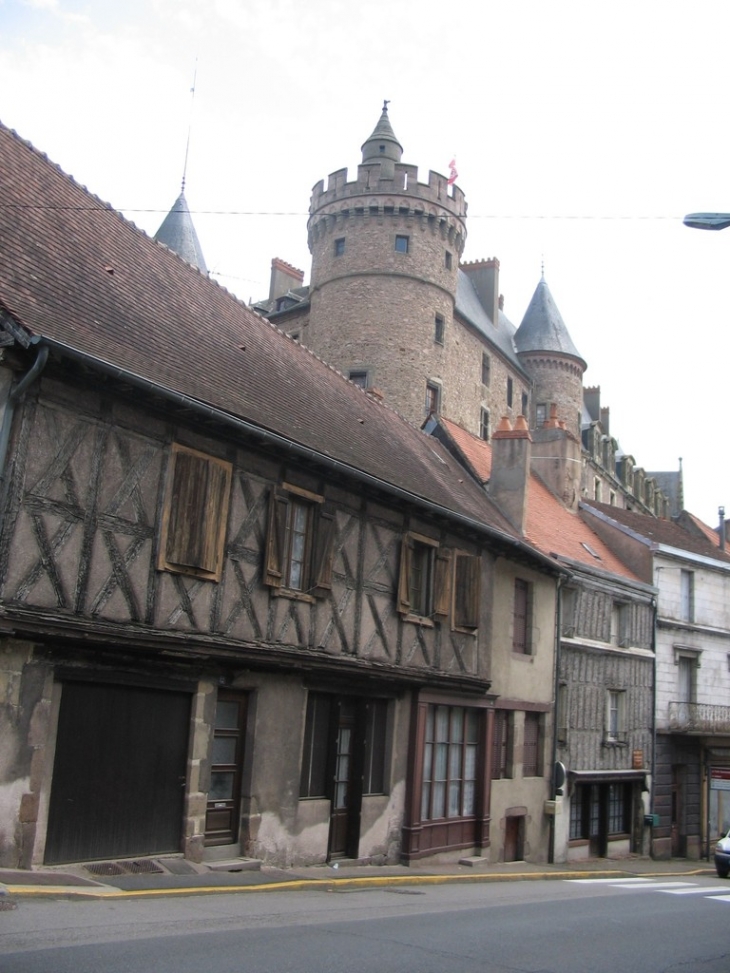 Maison à colombages et château - Lapalisse